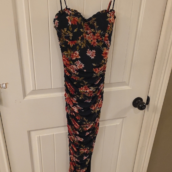 Windsor Dresses & Skirts - Windsor Black Floral Sweetheart Ruched Midi Dress